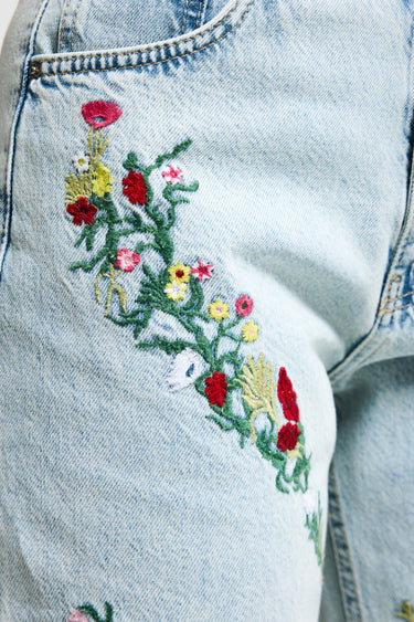 STRAIGHT MID RISE JEANS