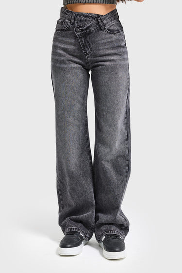 STRAIGHT HIGH RISE JEANS
