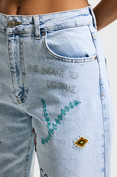 STRAIGHT MID RISE JEANS